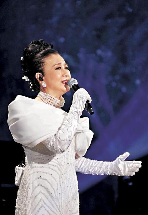 77岁还能压轴上央视春晚，无儿无女拼命赚钱，却有人给她磕头拜年