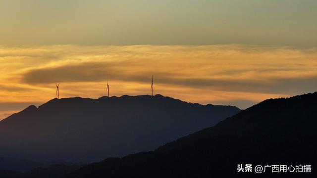 落日晚霞洒落大地，与连绵山川交相辉映，为秋日景致增添别样韵味