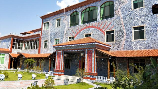 大埔某工厂变旅游区，陶瓷做的楼房、汽车、沙发和床等，还收门票