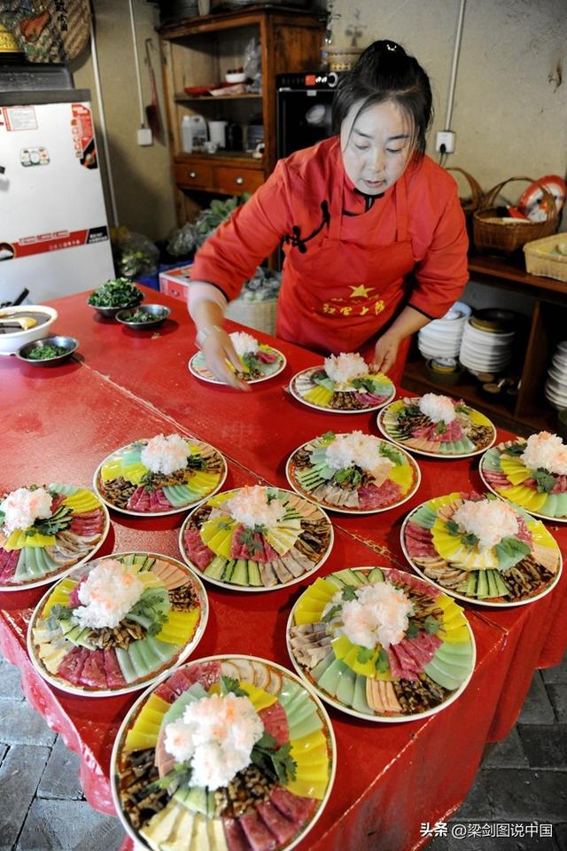 甘肃省陇南市宕昌县，哈达铺镇红军长征经过90周年纪念盛世。