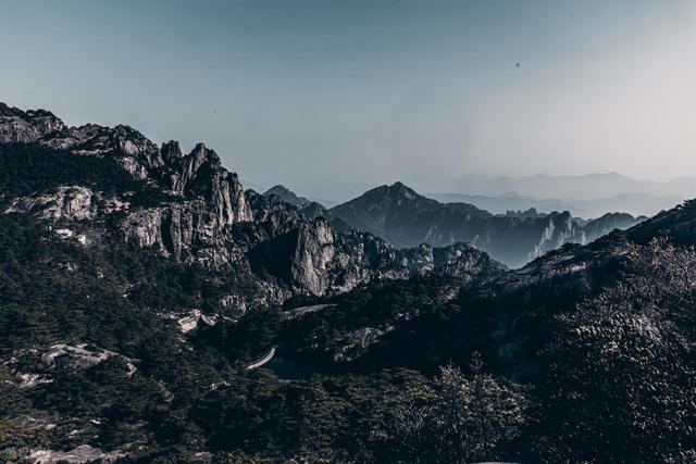 黄山是妇孺皆知的名山，为啥没排进五岳之中呢？想进五岳有多难？