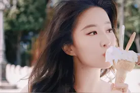 刘亦菲赢麻了！宝格丽之夜坐C位艳压全场！CEO亲自单膝送手捧花！图片