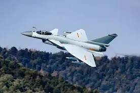 歼10C出现在距离以色列仅50来公里的西奈半岛，以军出动F16监视图片