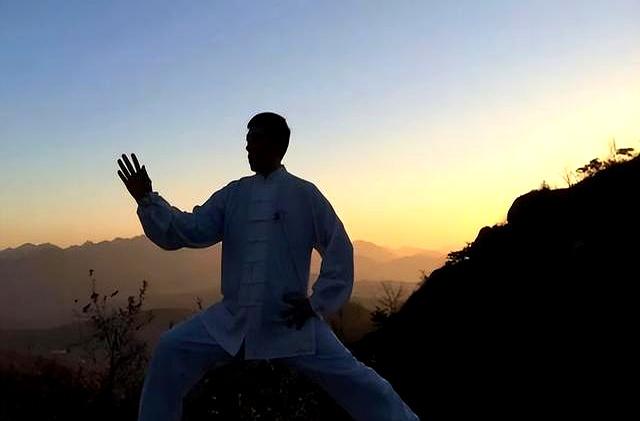 “假传一本书，真传一句话”。练太极拳就一个字，“圆”！