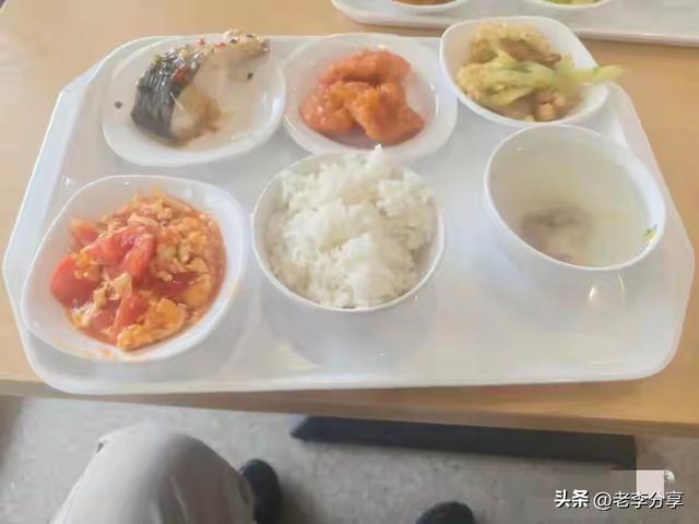 福耀科技大学开学了，学生晒出食堂价格，与网传40块一顿饭不一样