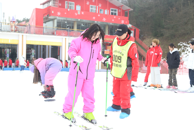 网络达人化身童话NPC，沉浸式打卡玉舍雪山滑雪场