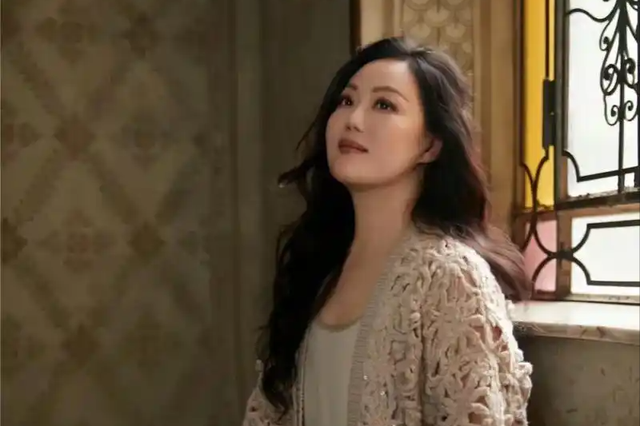 45岁仍拍三级片追求刺激？从亿万富豪再到烂片女王，她在追求什么