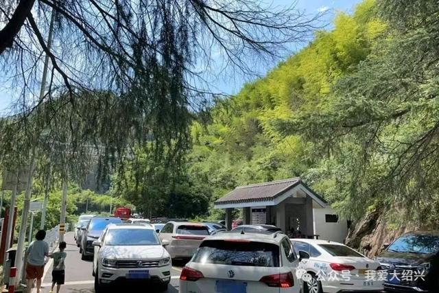 绍兴平水王坛但凡有条溪流的，都被城里人占据了！人多的像下饺子
