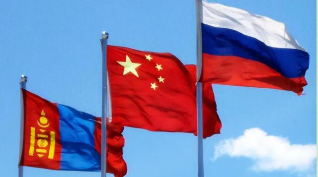 安排普京去北京看阅兵前，中俄蒙先开一场会，有件大事必须先办成