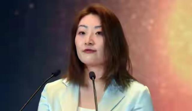 娃哈哈宫斗大戏落幕！宗馥莉黯然交权，叔叔朋友圈痛批：刚易折