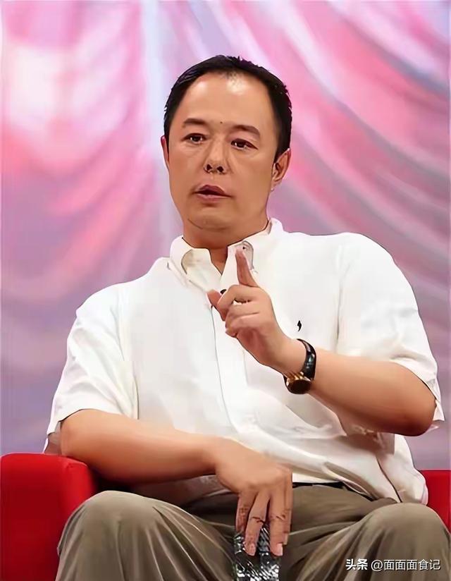 善恶终有报！68岁双腿包扎瘫在轮椅的张铁林，已然活成了“笑话”