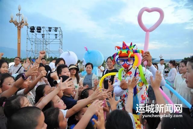 “小丑”现身盐湖 随机派送“快乐”