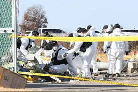25岁韩国空姐生还细节公开，金属柜压身却保命，空少被发现时站着图片