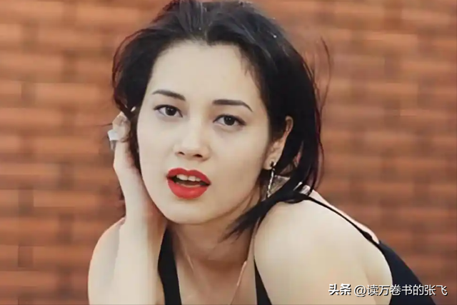 她认干爹，拍风月片，被导演霸王硬上弓，靠山去世后沦为服务员