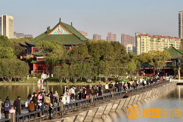 周末天气晴好，市民乐享冬日暖阳