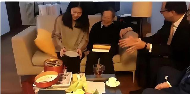 2021年，99岁杨振宁与72岁岳母罕见出镜，北京家中留影，翁帆胖了