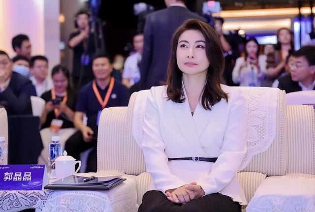 不装了！结婚10年后，章泽天彻底跟刘强东翻脸，郭晶晶当初没说错