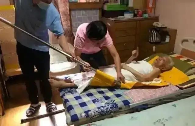 陕西女子专为老人提供服务，500元一次，常抱怨：身上全是烂疮