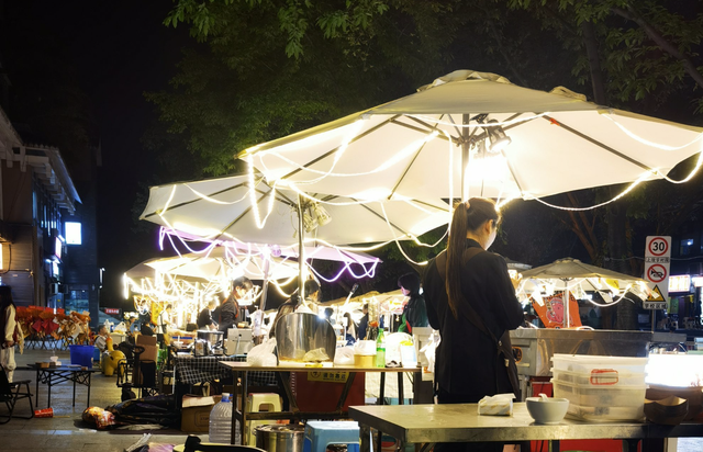 美国小伙在中国生活半月，回去坦言：再也不习惯国外的夜晚了