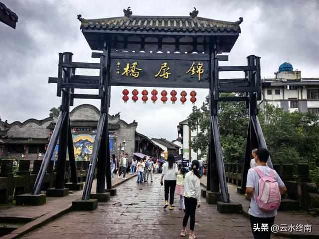 说这里是“川中第一镇”有些夸张，但是美食还是挺多，闲转还可以