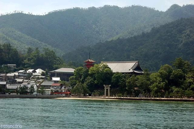 日本广岛湾中的宫岛，面积30km²