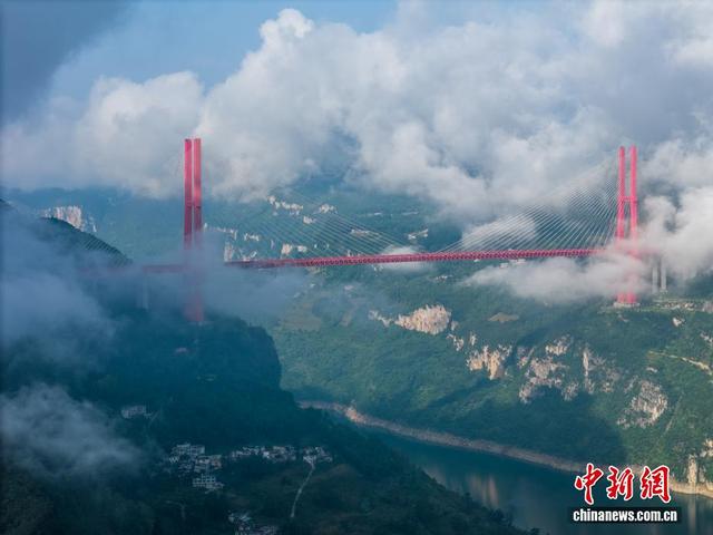 贵州黔西：云绕山峦村景美