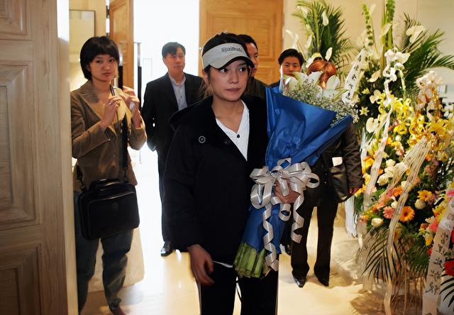 1590万资产被冻结！劣迹艺人赵薇走投无路，将15岁女儿当救命稻草