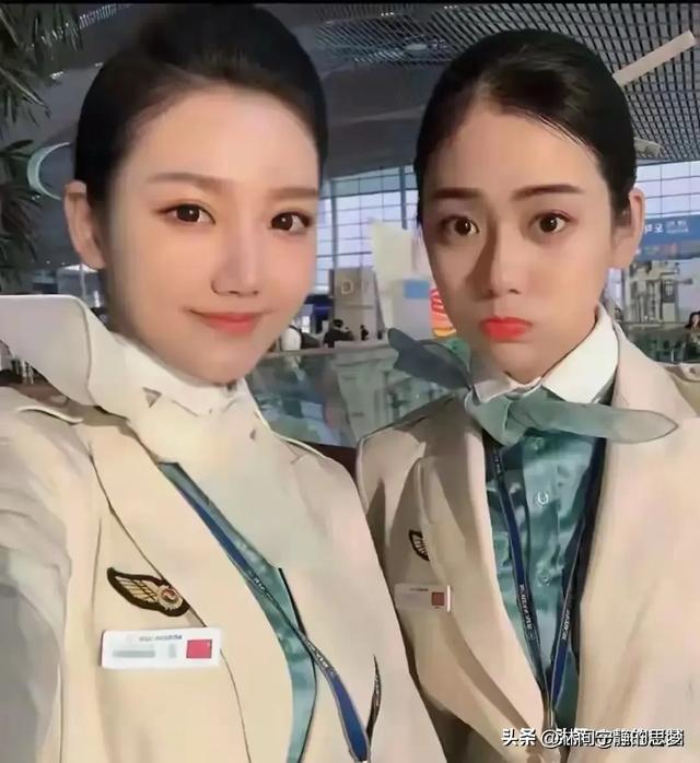 她是我见过的最美空姐，没有之一，穿白色制服，好身材更是绝了
