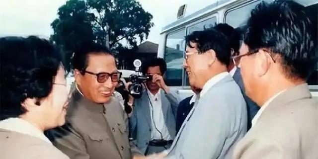 他是中央组织部原部长，69岁官至正国级，如今长子是全国政协委员