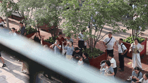 回来了！南京路上最有上海特色的音乐演奏，就在这个露台，市民纷纷驻足拍摄，时间公布→