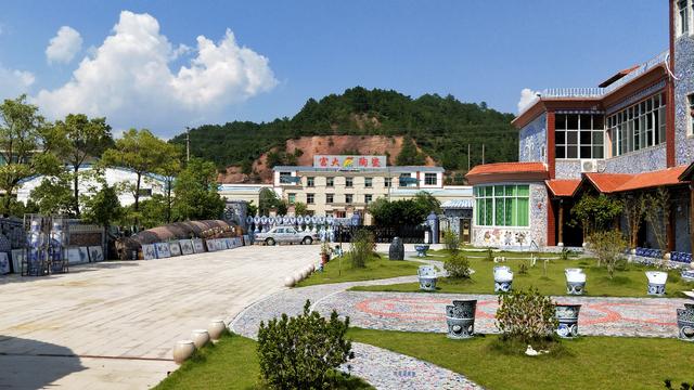 大埔某工厂变旅游区，陶瓷做的楼房、汽车、沙发和床等，还收门票