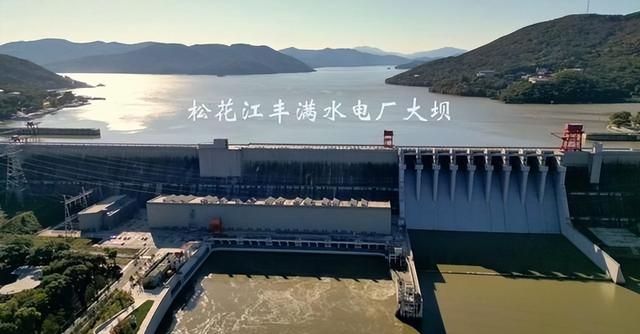 李鹏总理年轻时有多帅？1959年在吉林留影，31岁玉树临风气质不凡