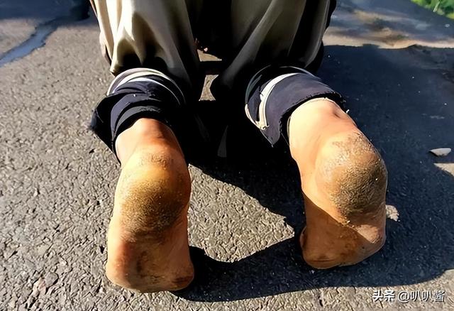 他用八年时间徒步走到拉萨，七步一叩首，7400里，竟磕出“天眼”