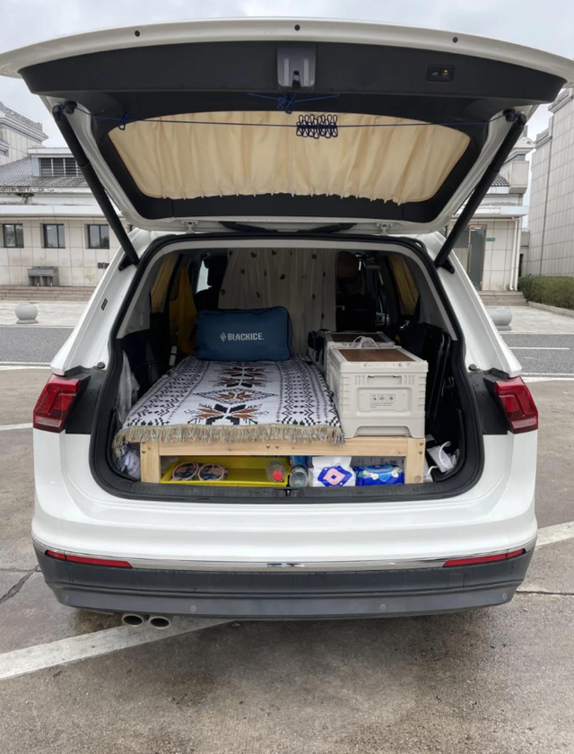 国庆奇观！新能源“床车”代替酒店，年轻人住车里住帐篷穷游成风