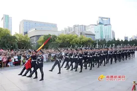 致敬荣光，共迎晨曦!刚刚的八一广场，太燃了!图片