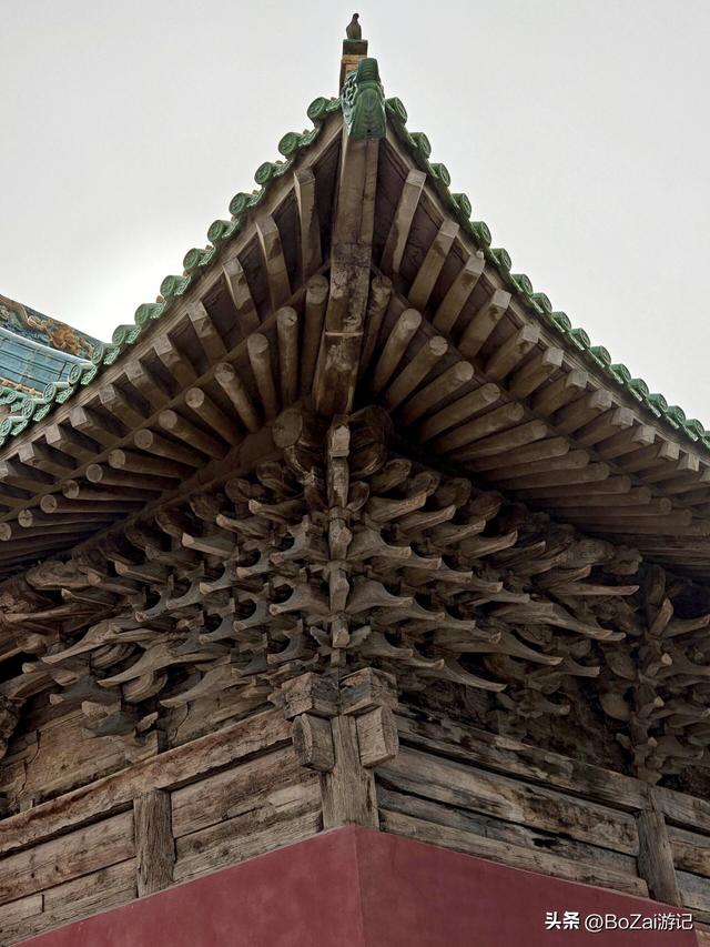 七百年古柏立，琉璃瓦蒙尘，这座文庙惊艳又凄惶