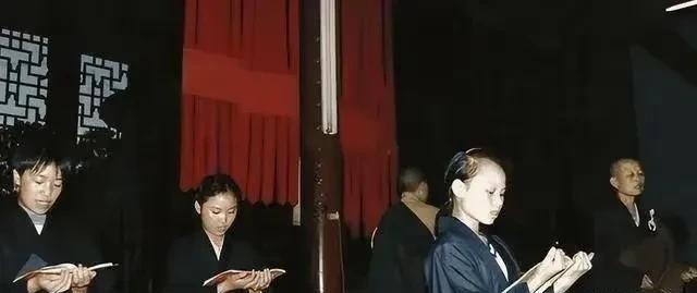 五台山尼姑数量激增，个个容貌娇美，游客建议保持距离