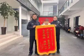 四川绵阳男子夜晚“潜伏”厕所，竟为了干这事…图片