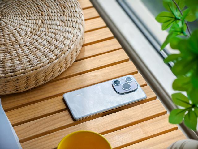 荣耀史上续航最强千元机！8000mAh+四曲屏，这手机是充电宝成精？