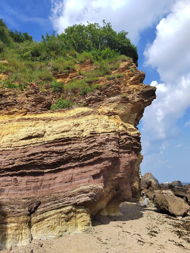 夏日东北行:8月7日,在大连金石滩,观察典型海岸侵蚀地貌。