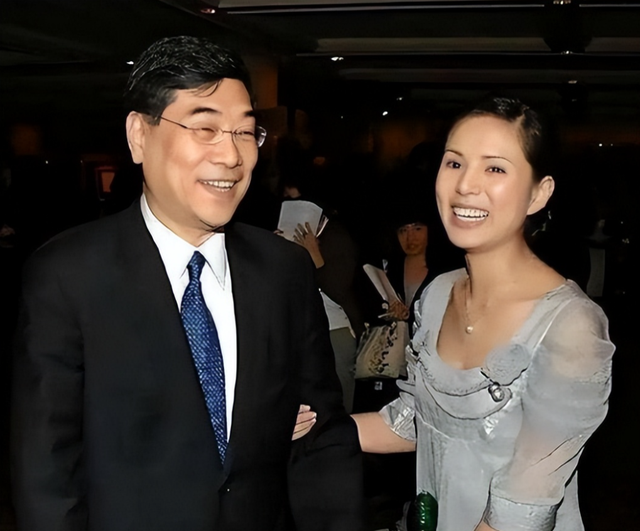 她一生不仅被老头“白睡”10年，还倒贴上亿，如今的下场令人惋惜