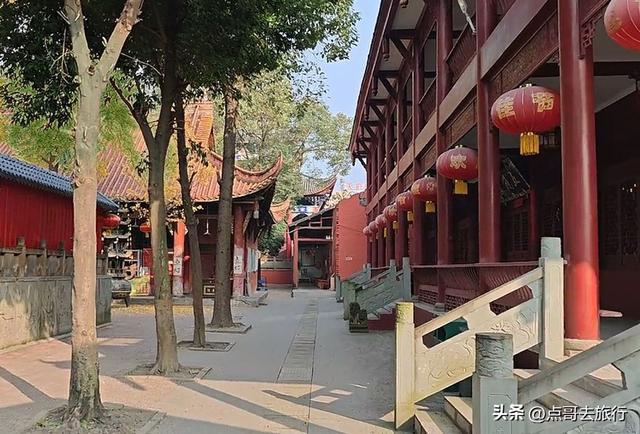 成都被严重低估的寺庙，大殿华丽庄重，让人吃惊不小，公交可直达