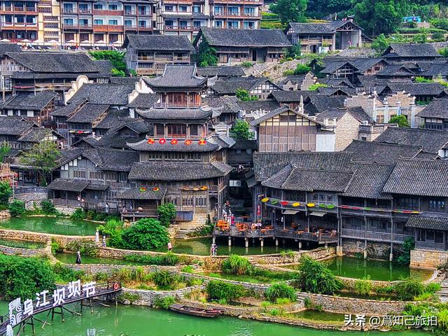 遵义乌江寨山峦连绵起伏 碧水绕寨而行