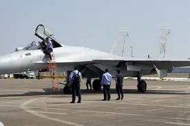 海军歼-15T舰载机亮相珠海，舰载版歼-35还远吗？图片