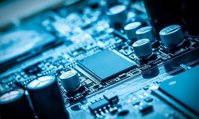 仅差1美元，他误成芯片霸主，同门师弟却弃美回国，誓死突围！