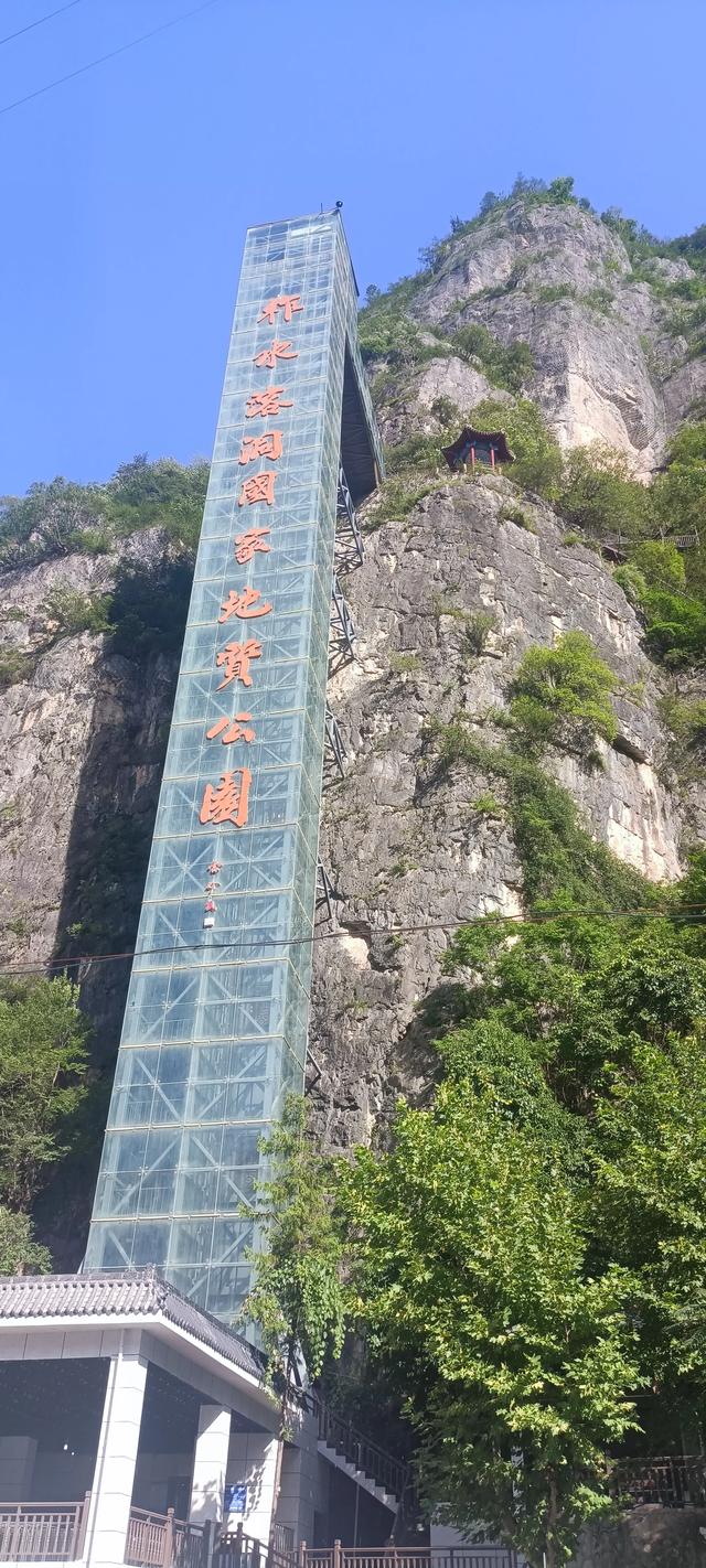 两山相对出，孤峰绕白云