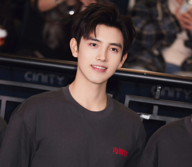 长得太美被导演占为己有，4年后生下大明星儿子，17岁就成男一号