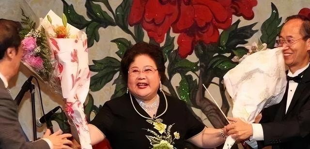 吃里爬外，永不回国？她带领30名演员选择留美，如今年过花甲归来