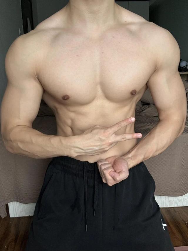 26岁北京自由健身教练，晒泵感肌肉，这身材可以制霸健身房了