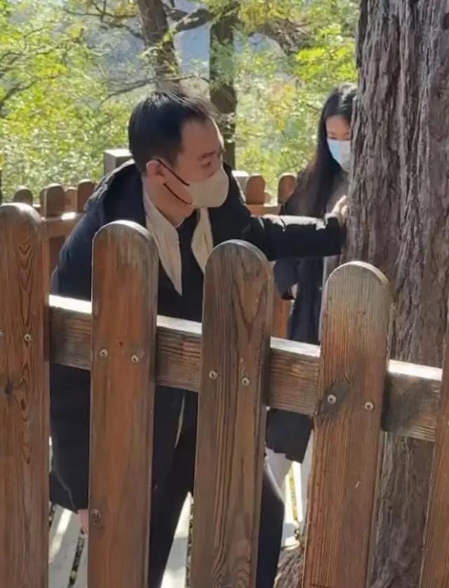 辛柏青现身大孤山为亡妻祈福，苍老消瘦被女儿搀着，李乃文也在